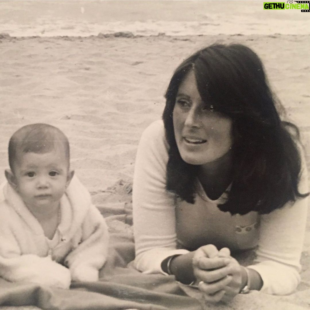 Macarena Pizarro - 1.4K Likes - Esa guaguita era yo!!! Y la mujer preciosa a mi lado es mi mamá... que sigue siendo preciosa, la más linda (mal de la lagartija a full) y sigue siempre a mi lado, aunque estemos lejos. ❤️ Te echo tanto de menos mamá!!! La foto la restauró @maria.decoreciclaje y pueden ver la original en la segunda foto. Me parece tan raro, y al mismo tiempo me enternece, verme en colores!!! Jajjaja! Todas mis fotos de guagua son en B/N 🤷♀️Gracias por el regalo!!!!
