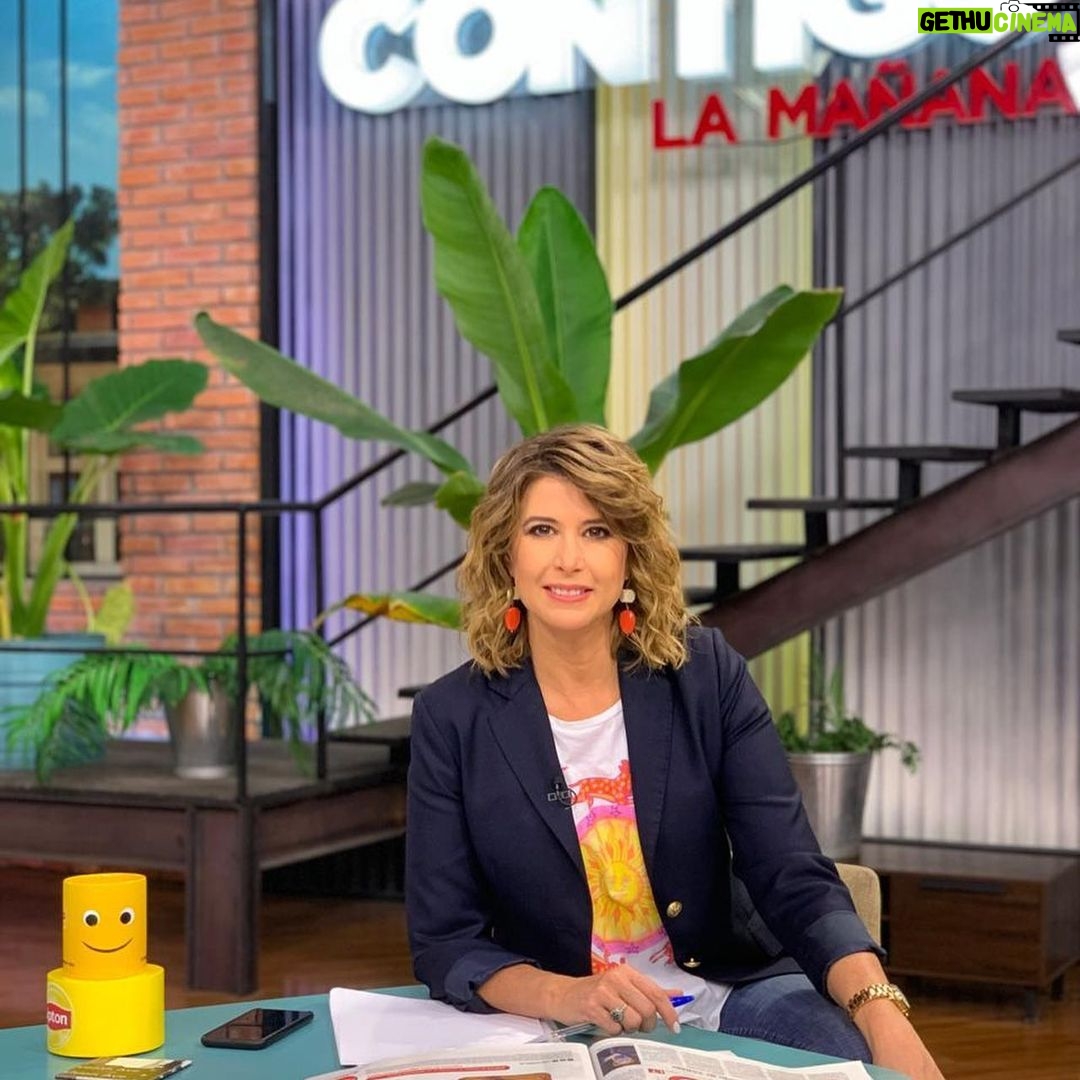 Macarena Pizarro - 1.4K Likes - De noche y de mañanita!!! Ahora en @chvnoticias y tempranito en @contigochv. Cuídense todos!!!❤️