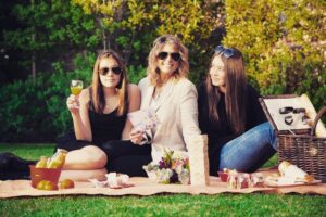 Macarena Pizarro Instagram - Falta muy poco para el Día de la Madre y yo no puedo estar más regalada 🥰 Primero por el más lindo regalo que me dio la vida 👭🏼❤️ y también por esta celebración adelantada que nos hicieron!!
😎 @sunglasshut #theyearlonggift 
🌸 @magnolia_comunicaciones 
📷 @evrideyjohntrauma