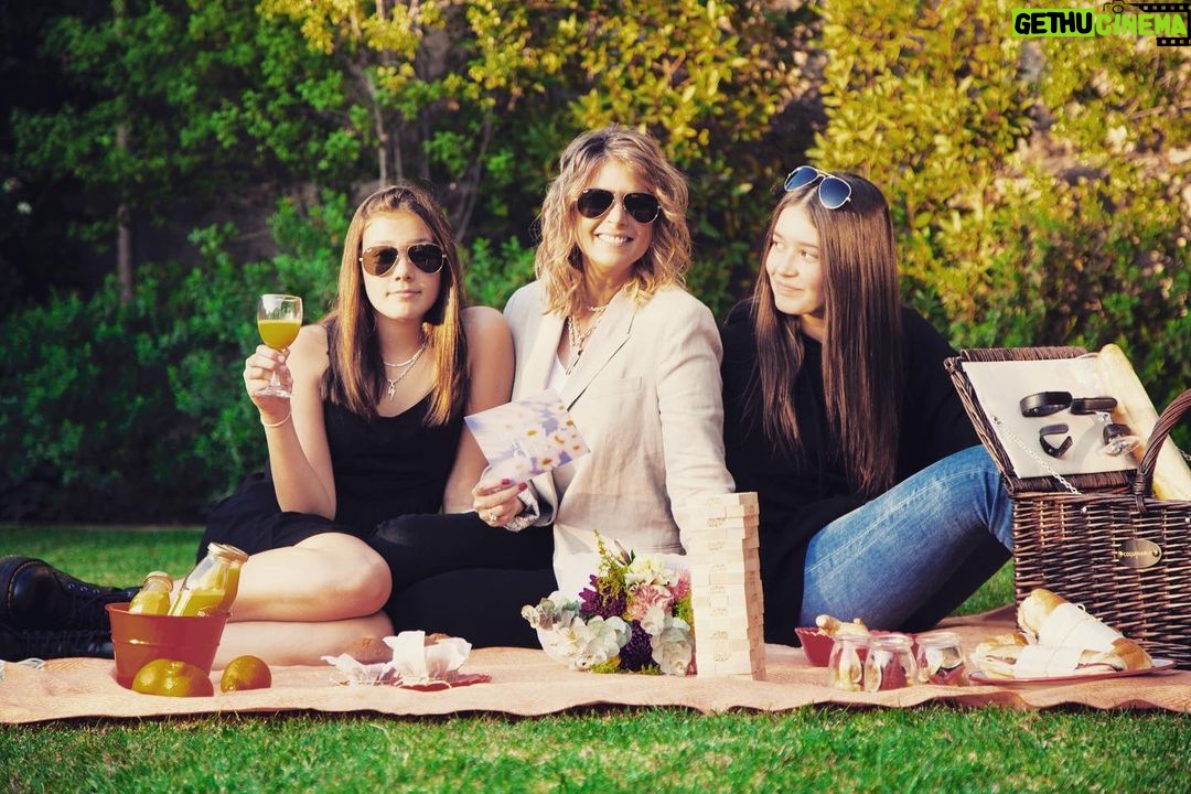 Macarena Pizarro - 2.6K Likes - Falta muy poco para el Día de la Madre y yo no puedo estar más regalada 🥰 Primero por el más lindo regalo que me dio la vida 👭🏼❤️ y también por esta celebración adelantada que nos hicieron!!
😎 @sunglasshut #theyearlonggift
🌸 @magnolia_comunicaciones
📷 @evrideyjohntrauma