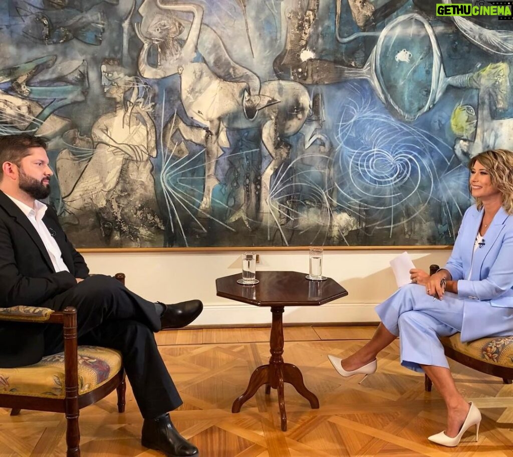 Macarena Pizarro Instagram - La primera entrevista al Presidente Gabriel Boric en La Moneda. Con @yamaguchi.rodrigo @imagenesdechilejk @pazdiazs y la selfie sacada por el propio Presidente.
