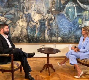 Macarena Pizarro Instagram - La primera entrevista al Presidente Gabriel Boric en La Moneda. Con @yamaguchi.rodrigo @imagenesdechilejk @pazdiazs y la selfie sacada por el propio Presidente.