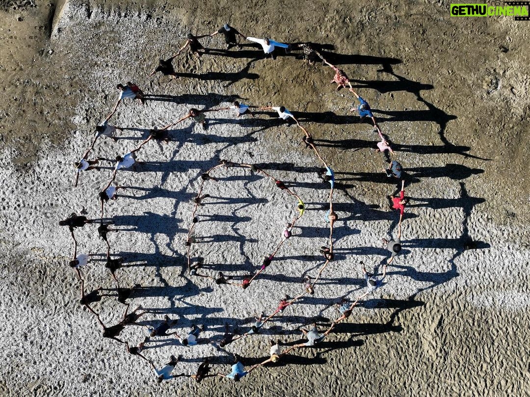 Macarena Pizarro Instagram - No puede haber una mejor forma de partir de año que esta, rodeada del mejor grupo del mundo mundial, en el camping de primos de Los Felices del Mar. Les deseo un gran 2024 a todos 🤍 📷 @fotosaereas