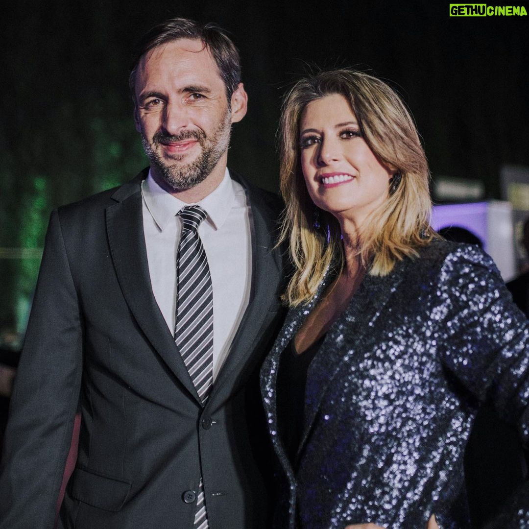 Macarena Pizarro - 2.9K Likes - #premiosestrellas2021 ⭐️
@chvnoticias
@majo_olas styling
@makarena_montaner 👗
@alezuazo_makeup 💄
@pablozamoranoruiz 💇♀️
@majocontreras3d 💍
@manicure_impress 💅🏻