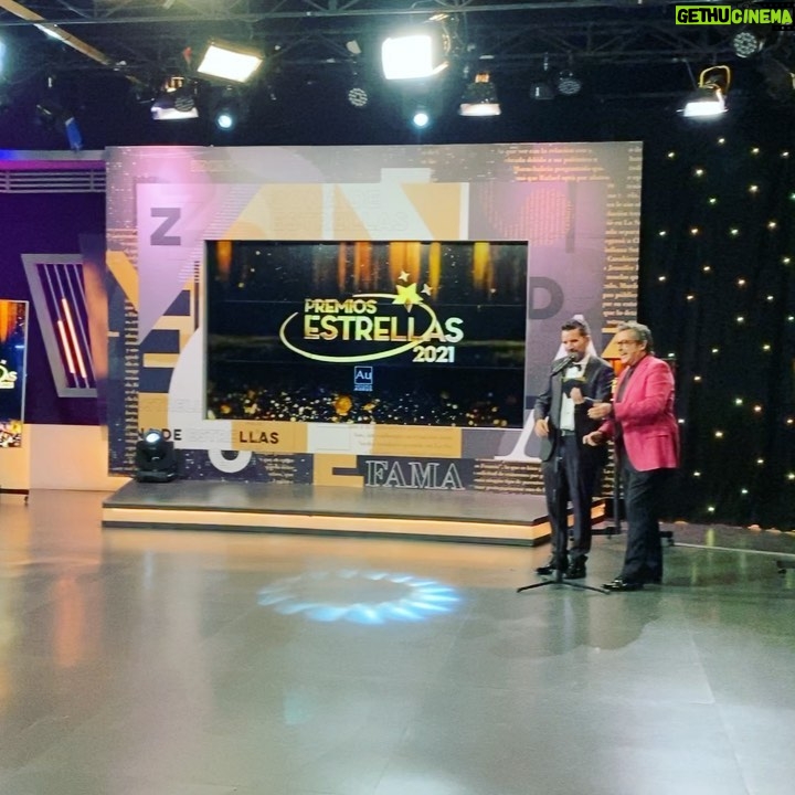 Macarena Pizarro Instagram - Junto a @daniel_m_t en nombre de todo el equipo recibiendo el premio a mejor noticiario #premiosestrellas2021 por @chvnoticias y @cnnchile Muchas gracias a todos!!! ⭐️