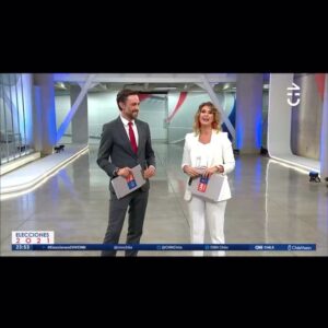 Macarena Pizarro Instagram - Muuuchas gracias por su tremenda sintonía en la cobertura de elecciones. Felicitaciones a todo el equipo de @chvnoticias y @cnnchile Fue una maratónica jornada que partió muy temprano junto a @mauroarave2.0 🎥 Y siguió toda la tarde con mi querido y tan seco @daniel_m_t  Gracias por el compañerismo! Vamos por la segunda vuelta! 💪🏻