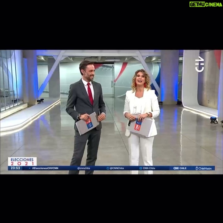 Macarena Pizarro Instagram - Muuuchas gracias por su tremenda sintonía en la cobertura de elecciones. Felicitaciones a todo el equipo de @chvnoticias y @cnnchile Fue una maratónica jornada que partió muy temprano junto a @mauroarave2.0 🎥 Y siguió toda la tarde con mi querido y tan seco @daniel_m_t Gracias por el compañerismo! Vamos por la segunda vuelta! 💪🏻