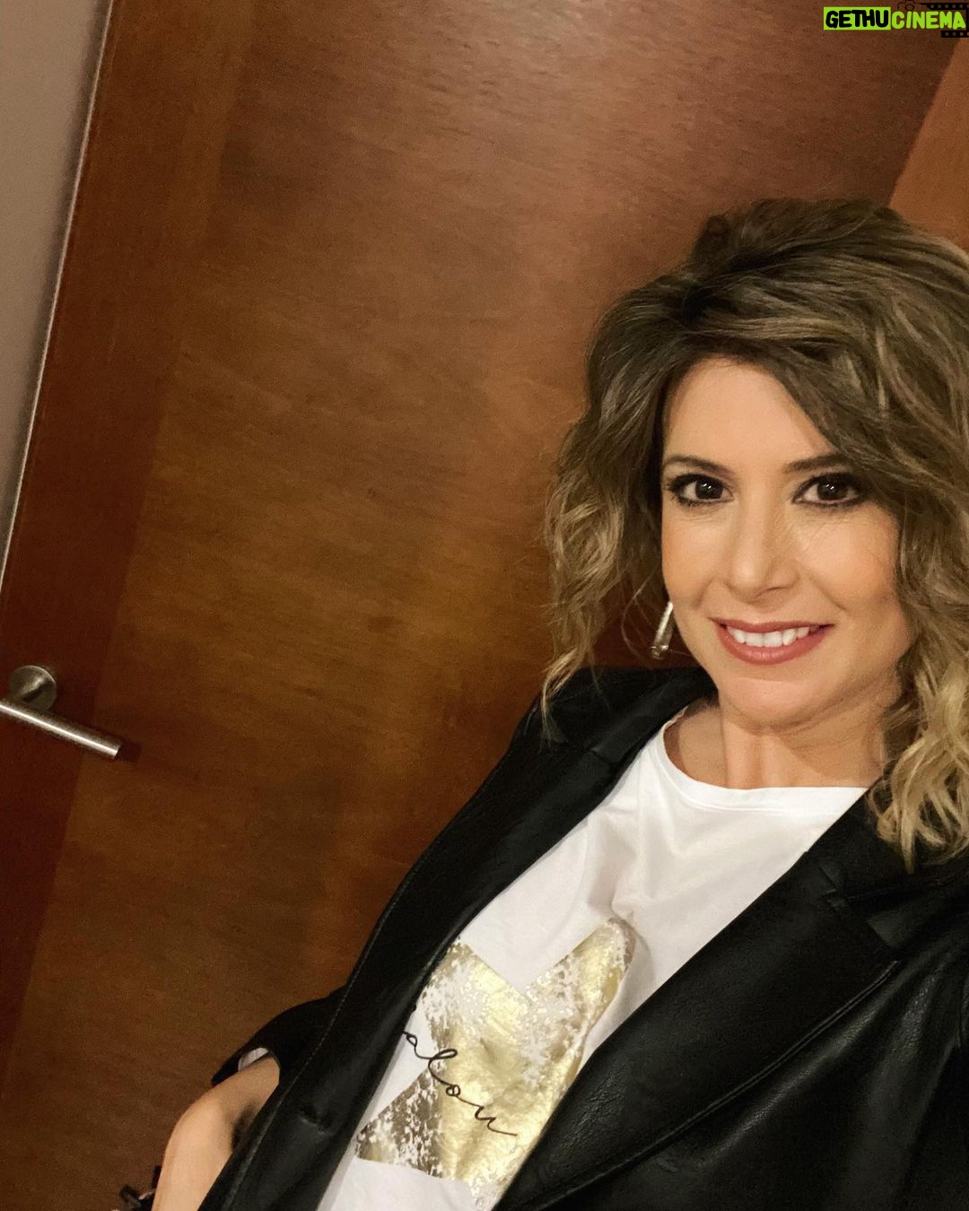 Macarena Pizarro - 3.5K Likes - Se acuerdan de Pepito TV? Jajjaja! Un pequeño recuerdo de infancia para desearles que cada vez que elijan una puerta, sea la con más premios!!! 🍀
Y de paso, recomendarles @decormatpuertas , una PYME que me ayudó ahora que tuve que poner una 🚪 en la 🏠. #yoapoyoalaspymes