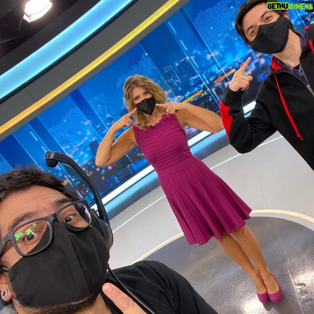 Macarena Pizarro - 1.5K Likes - Listos para un nuevo noticiero @chvnoticias y @cnnchile 🎥 con @boige_86 y @superkofy 😷
Mi mascarilla es de @promedinsumos3