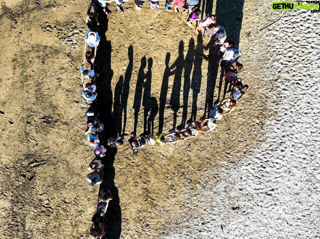 Macarena Pizarro Instagram - No puede haber una mejor forma de partir de año que esta, rodeada del mejor grupo del mundo mundial, en el camping de primos de Los Felices del Mar. Les deseo un gran 2024 a todos 🤍 📷 @fotosaereas