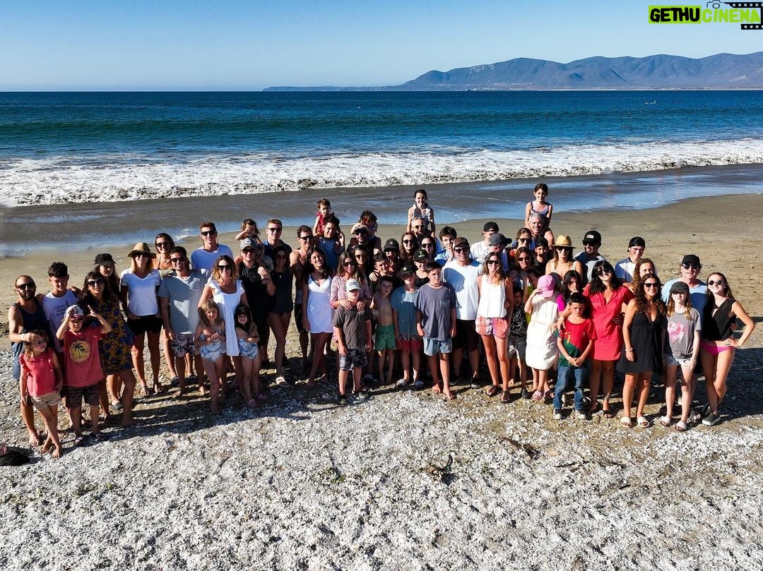 Macarena Pizarro Instagram - No puede haber una mejor forma de partir de año que esta, rodeada del mejor grupo del mundo mundial, en el camping de primos de Los Felices del Mar. Les deseo un gran 2024 a todos 🤍 📷 @fotosaereas