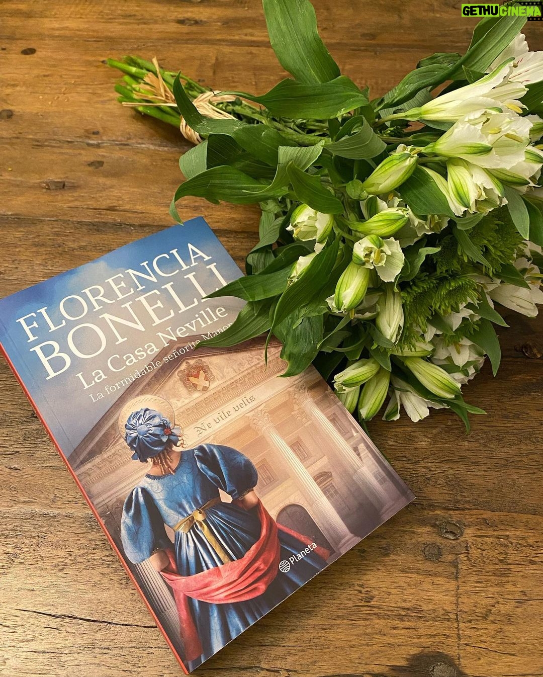 Macarena Pizarro Instagram - Ya tengo panorama para el fin de semana largo!! Salió la nueva novela de Florencia Bonelli, escritora argentina que conocí (y amé) hace años cuando leí la trilogía de Caballo de Fuego. La Casa Neville es la primera entrega de una nueva saga histórico-romántica que comienza en Londres en 1833. Disponible en @buscalibre, @antarticalibros, @feriachilenadellibro @planetadelibroscl @planetadeletrascl #CreemosEnLosLibros 📚#PublicidadGrupoPlaneta