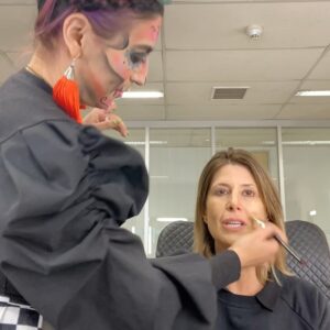 Macarena Pizarro Instagram - Cáchense el equipo “de miedo” de hoy, me maquilló la mismísima Frida hecha Catrina @_angieroa y me peinó la seca de la Marce ❤️ @marcebolivar