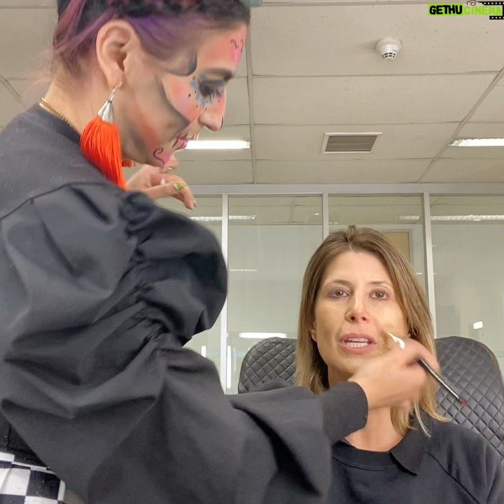 Macarena Pizarro - 1.7K Likes - Cáchense el equipo “de miedo” de hoy, me maquilló la mismísima Frida hecha Catrina @_angieroa y me peinó la seca de la Marce ❤️ @marcebolivar