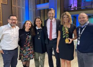 Macarena Pizarro Instagram - Todo comenzó en el 2017 con el programa Aquí está Chile, luego vinieron cientos de coberturas especiales, estallido, pandemia, elecciones miles, debates y guerra… Gracias @cnnchile por todo lo aprendido y por las amistades ganadas!!! Nos seguiremos viendo en los pasillos de Machasa. @daniel_m_t @monicarincon2017 @burgos.matilde @viviencina @superkofy @boige_86  y tantos tantos más!!!!