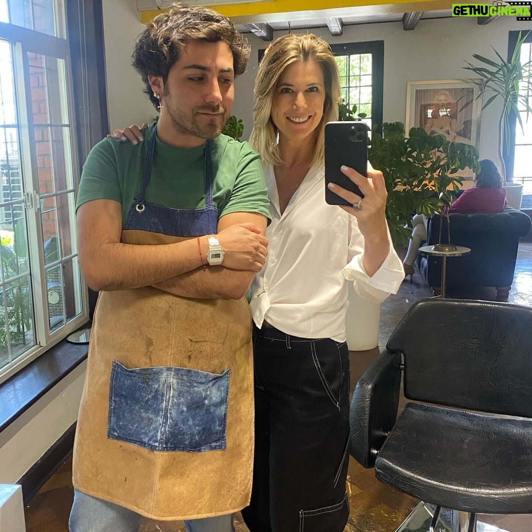 Macarena Pizarro Instagram - Blond again 😉 El guapo más talentoso, el talento más guapo y el lugar más lindo @leonidashairdresser @gonzaloleonidas