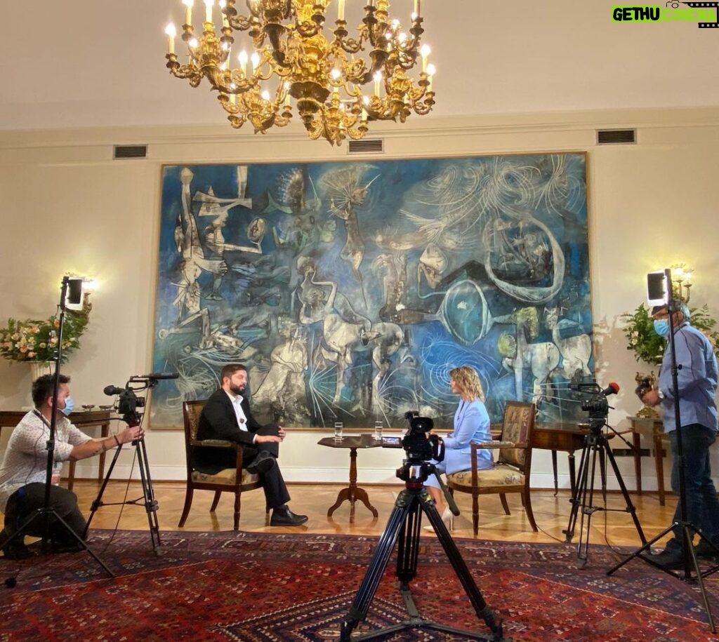 Macarena Pizarro Instagram - La primera entrevista al Presidente Gabriel Boric en La Moneda. Con @yamaguchi.rodrigo @imagenesdechilejk @pazdiazs y la selfie sacada por el propio Presidente.