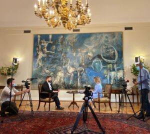 Macarena Pizarro Instagram - La primera entrevista al Presidente Gabriel Boric en La Moneda. Con @yamaguchi.rodrigo @imagenesdechilejk @pazdiazs y la selfie sacada por el propio Presidente.