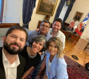 Macarena Pizarro Instagram - La primera entrevista al Presidente Gabriel Boric en La Moneda. Con @yamaguchi.rodrigo @imagenesdechilejk @pazdiazs y la selfie sacada por el propio Presidente.