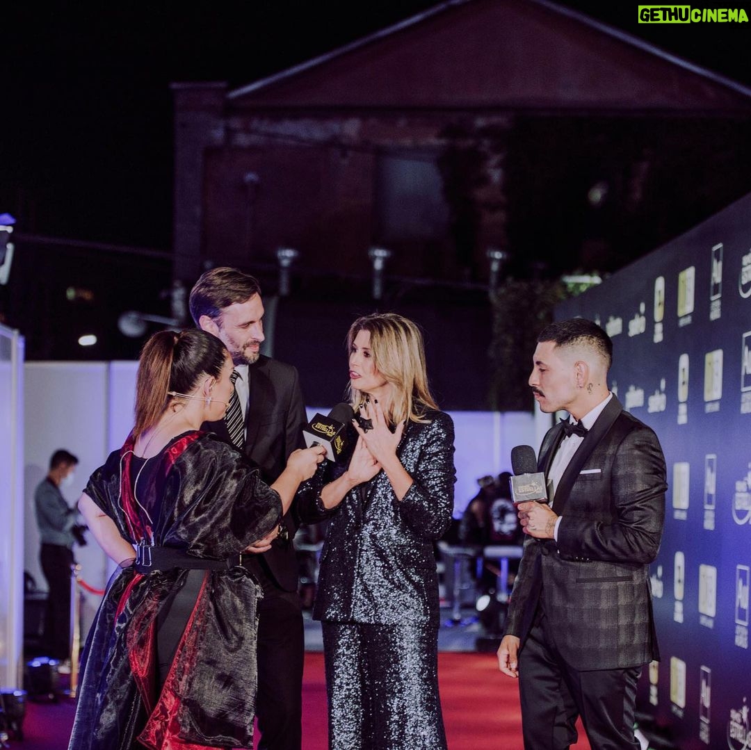Macarena Pizarro - 2.9K Likes - #premiosestrellas2021 ⭐️
@chvnoticias
@majo_olas styling
@makarena_montaner 👗
@alezuazo_makeup 💄
@pablozamoranoruiz 💇♀️
@majocontreras3d 💍
@manicure_impress 💅🏻