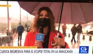 Macarena Pizarro Instagram - Despachando bajo la lluvia... con la esperanza de que el lunes esté despejado!!! #eclipsetotaldesol
