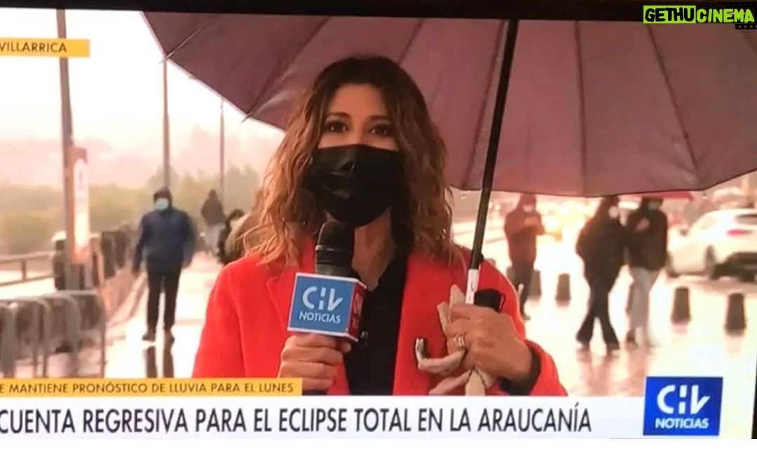 Macarena Pizarro - 1.2K Likes - Despachando bajo la lluvia... con la esperanza de que el lunes esté despejado!!! #eclipsetotaldesol