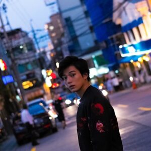 Mackenyu Instagram - 写真集の中の一枚。
韓国の街並み🇰🇷
明日イベント詳細発表です！
Great shots. First photo book.
#新田真剣佑ファースト写真集