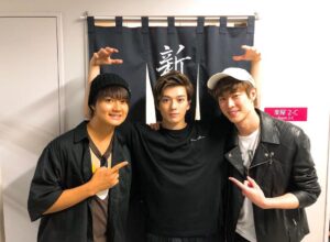Mackenyu Instagram - 地球ゴージャス
ZERO✴︎TOPIA
佐野勇斗＆宮沢氷魚くん
長谷部＆布袋 
みにきてくれました。
う。れ。し。か。っ。た。
ありがとう！
また一緒に現場にたちたいです。
#トドメの接吻 
#地球ゴージャス 
#ZEROTOPIA 
#ゼロトピア