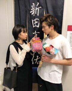 Mackenyu Instagram - 地球ゴージャス ZERO✴︎TOPIA おすず。 観にきてくれました。 ありがとう！ お土産も。 うれしいです。 明日は昼公演。 劇場でお待ちしてます。 #地球ゴージャス #ZEROTOPIA #ちはやふる #ちはやふる結び #チアダン