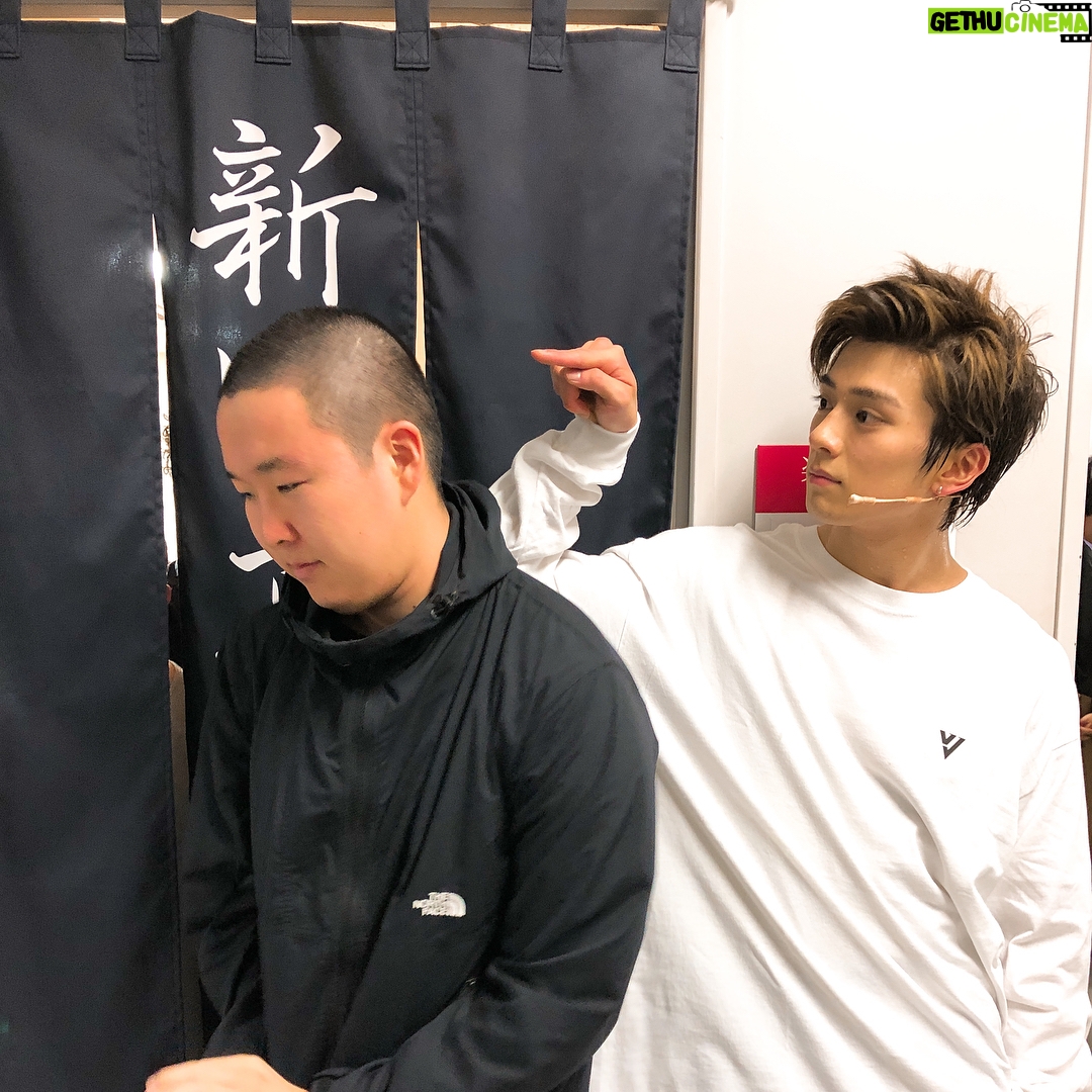 Mackenyu Instagram - 四角。 地球ゴージャス ZEROTOPIA 素晴らしいキャストの皆さんに囲まれて毎日幸せです。 早くZEROTOPIAをお届けしたいです。 4月9日から。 お楽しみに。 2枚目、 マット運動用のマットにサインをしているときに 岸谷さんが転がって来ている状況 Musical ZEROTOPIA Starts April 9th. In Japan. #ZEROTOPIA #地球ゴージャス