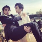 Mackenyu Instagram – #TV #series “Kiss that kills” episode 5. Tomorrow.
With Kento Yamazaki
トドメの接吻 第5話 
エイトと尊氏
結婚します
お楽しみに
#トドメの接吻