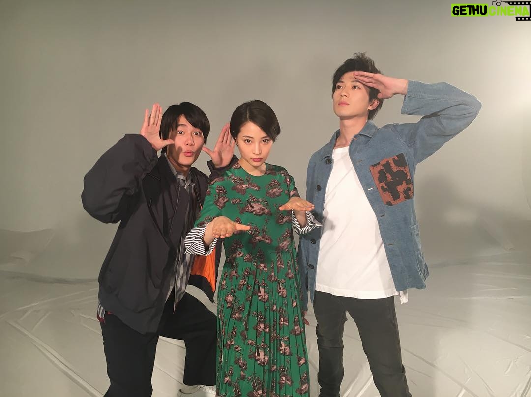 Mackenyu Instagram - ちはやふる 久しぶりに このメンバーで。 ちはやふる 結び 3月17日公開です。 お楽しみに。 Too much #shooting guys. 4am to 11:30pm Goshness. But still, love to work. Also had #Chihayafuru press day today. Lots of fun with these two. Love them. #ちはやふる結び