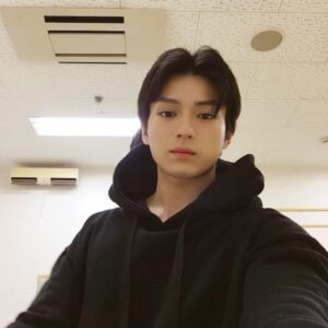 Mackenyu Instagram - 神木隆之介。
Waiting on set.