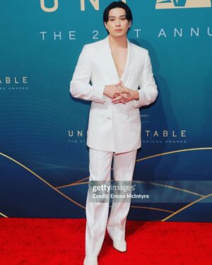 Mackenyu Instagram - It was a pleasure being honored with the “Global Groundbreaker” award at the @unforgettablegala 🇺🇸
Thank you @character.media @asialab.kr