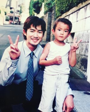Mackenyu Instagram - 20 years ago.
当時、5歳の僕。
大きくなりました。
#イチケイのカラス
