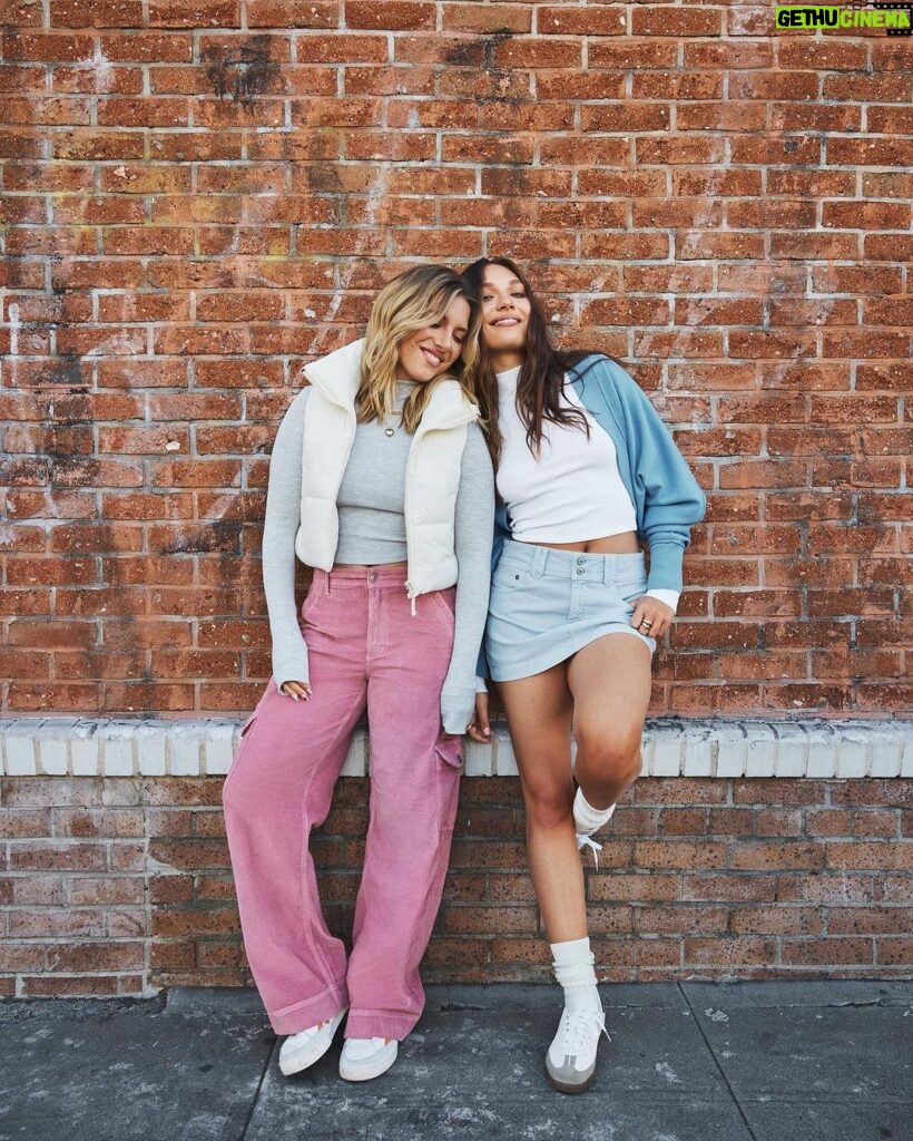Mackenzie Ziegler Instagram - check out the new looks from AE ⭐️ @americaneagle #aejeans #aepartner