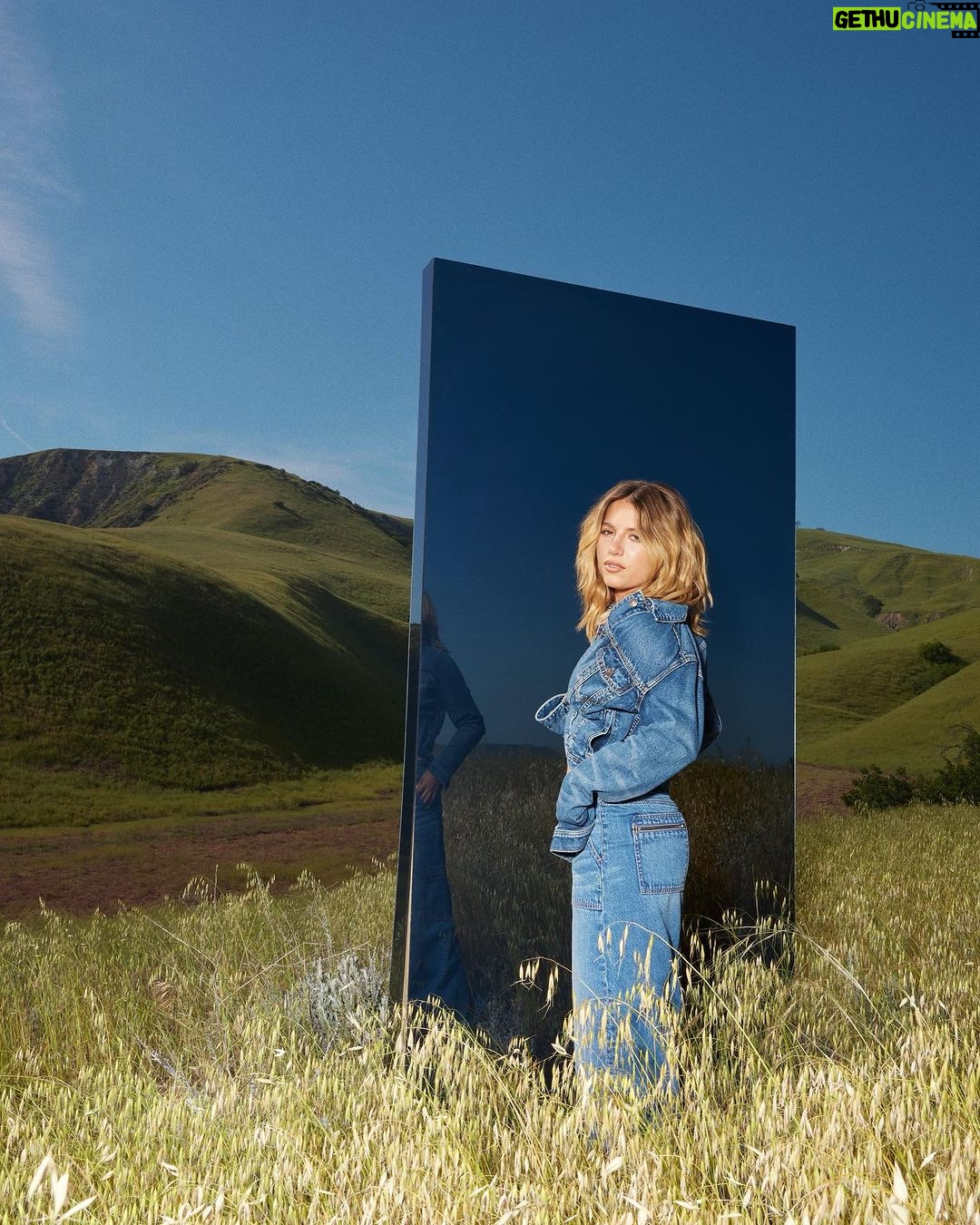 Mackenzie Ziegler Instagram - seeing double @americaneagle #aepartner #aejeans