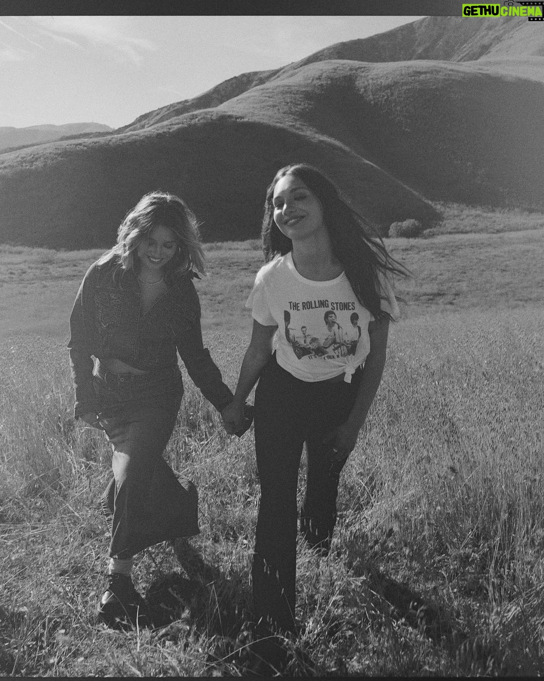 Mackenzie Ziegler Instagram - seeing double @americaneagle #aepartner #aejeans