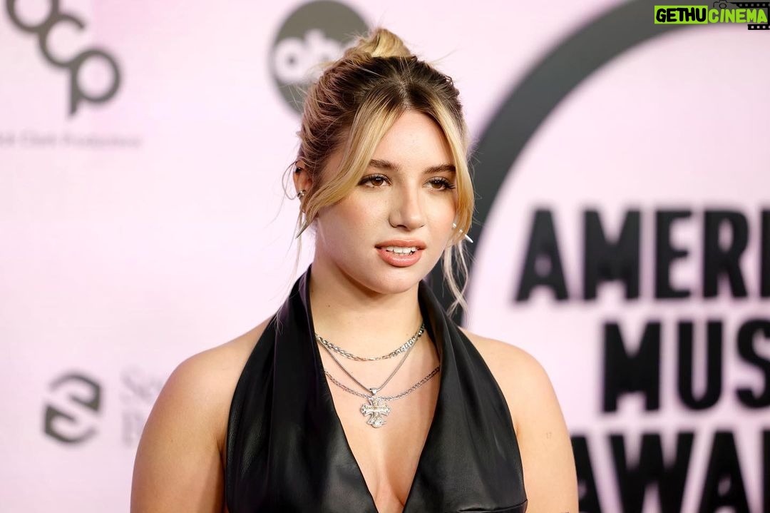 Mackenzie Ziegler Instagram - thank you for having me @billboard 🫶🏻 @amas