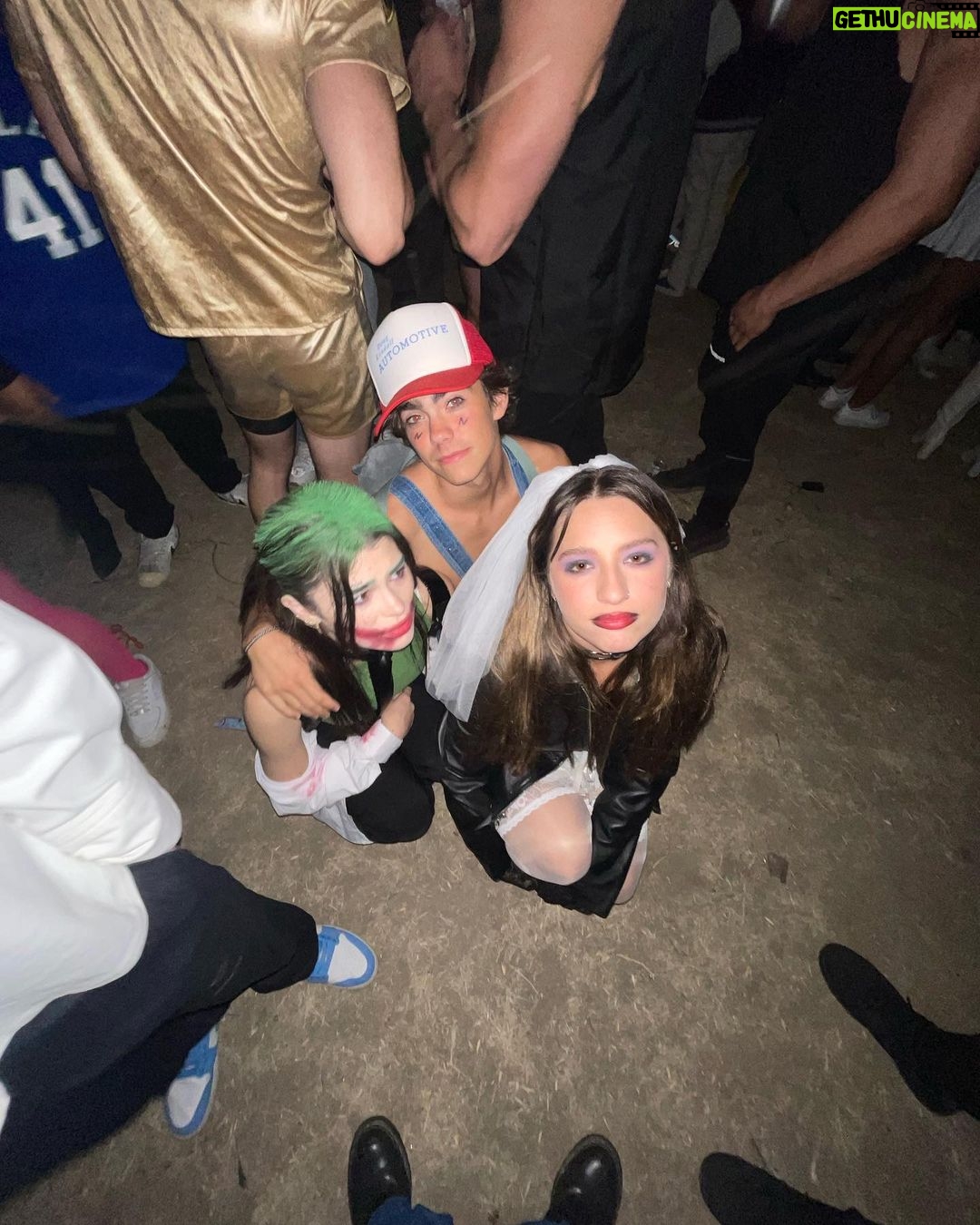 Mackenzie Ziegler Instagram - my bestfriends birthday🫀what’s yours is mine forever. NO ONE LIKE YOU💓