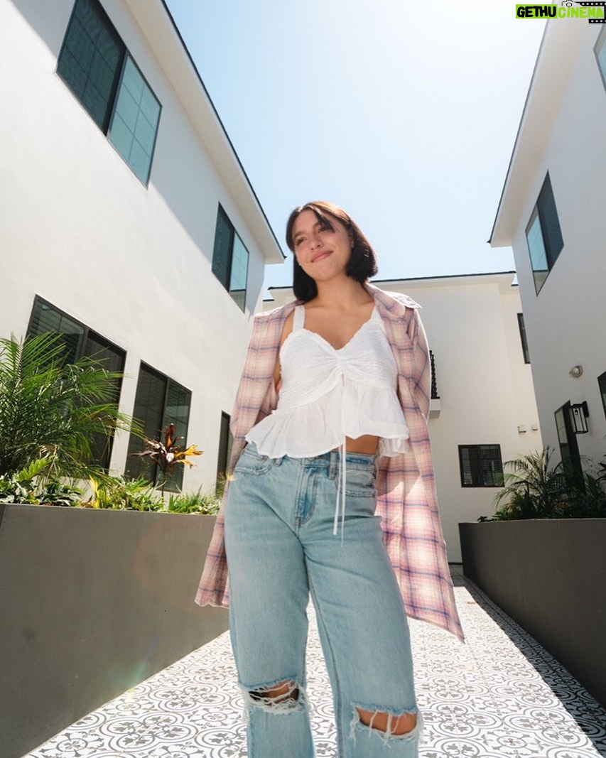Mackenzie Ziegler Instagram - the weather is nice up here, layered in AE, and smiling - always @americaneagle #AEJeans #AEPartner