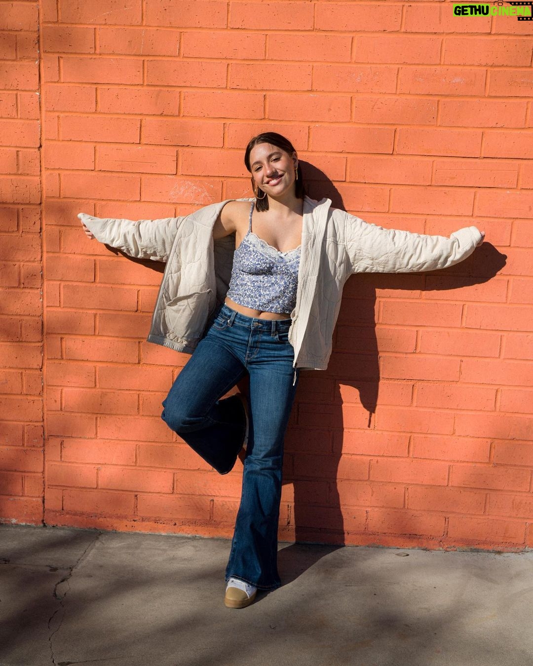 Mackenzie Ziegler Instagram - put on jeans, but add a little.. flare! @americaneagle #aepartner #aejeans