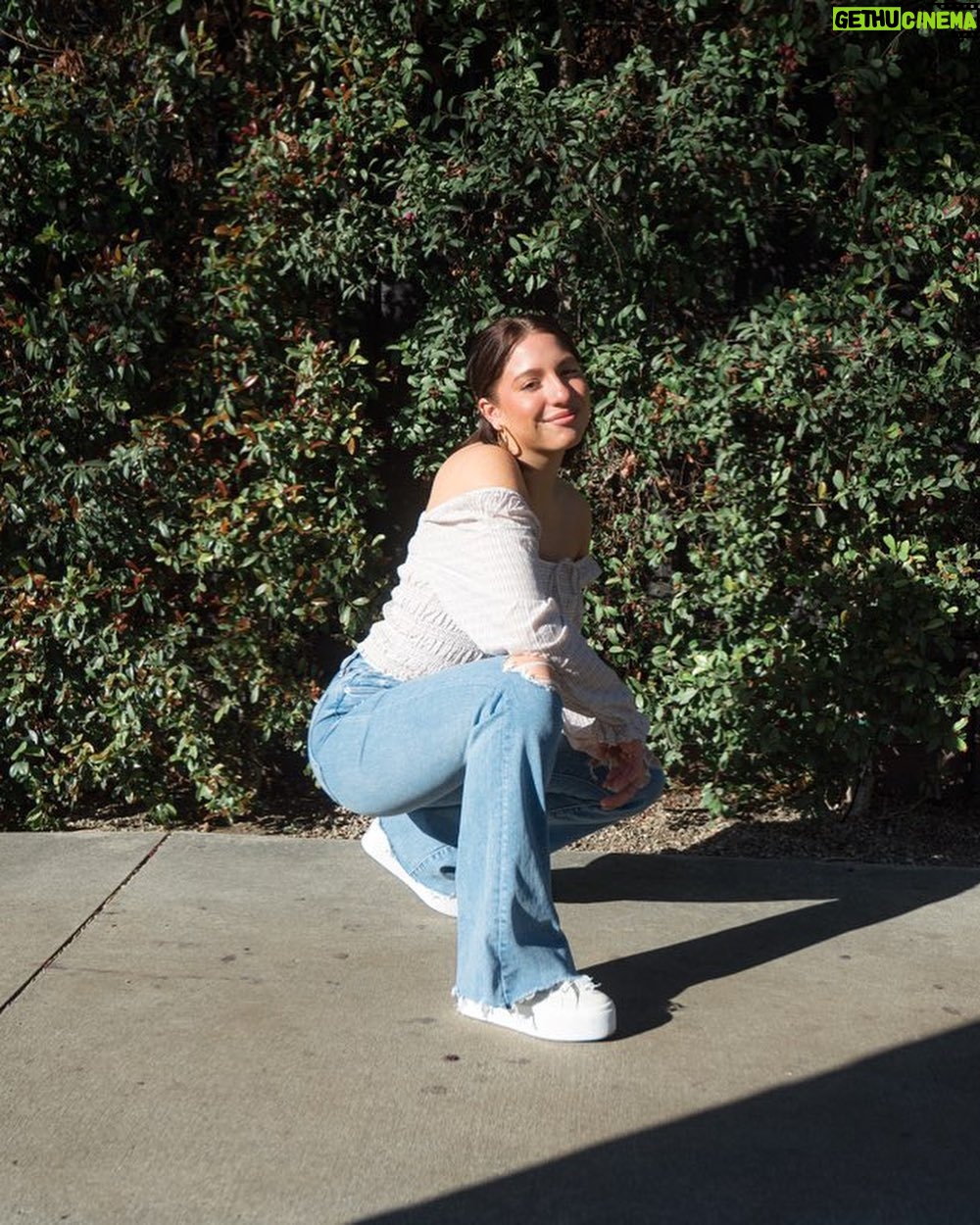 Mackenzie Ziegler Instagram - put on jeans, but add a little.. flare! @americaneagle #aepartner #aejeans