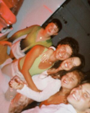 Madalena Aragão Instagram - 3 dos meus melhores amigos foram-se embora, cada um para sua casa nos seus países. 

O tempo foi cruel connosco, não foi? Passou demasiado rápido.. Não me deixou aproveitar cada milésima de segundo que passei convosco.. Voltem rápido! Venham visitar! A vida vai trazer-vos tantas coisas!! Estou ansiosa para vos ver a vingar e a crescer. 

Um obrigada não chega 💛

Minha Zuca, Vicky EN PLAN, e Oski bonito 🌸

Amo-vos a milhares de quilómetros de distância 🧡
Da vossa mais nova 🌼