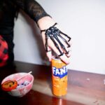 Madalena Aragão Instagram - Com FANTA, no Halloween os sustos estão garantidos! Prepara-te com um bom snack, uma Fanta, rodeia-te de amigos (vais precisar deles!) e entra na Casa Assombrada de Fanta, a casa mais assustadora deste Halloween. Preparado? Não te esqueças de fazer scan do QR code que está na tua lata da Fanta e descarrega a app. 👻 @fanta_pt #FantaHalloween #FantaSnacking #pub