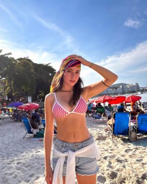 Madalena Aragão Instagram - pé na areia, caipirinha 🥥