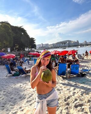 Madalena Aragão Instagram - pé na areia, caipirinha 🥥