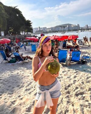 Madalena Aragão Instagram - pé na areia, caipirinha 🥥