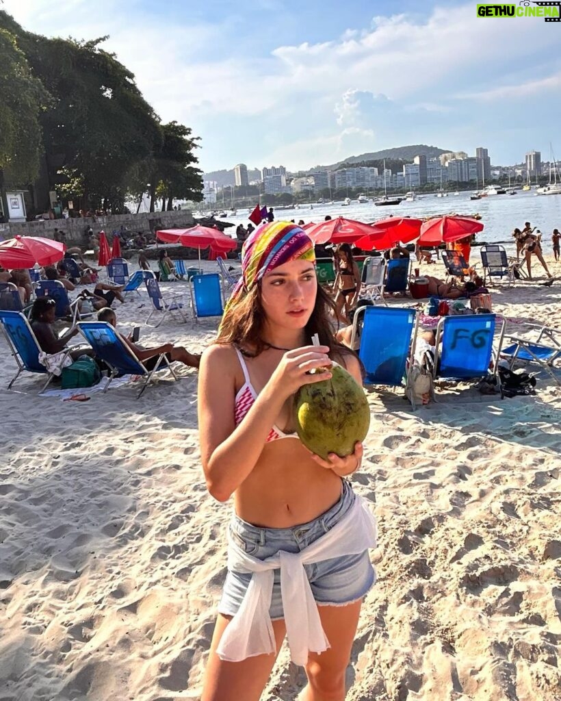 Madalena Aragão Instagram - pé na areia, caipirinha 🥥