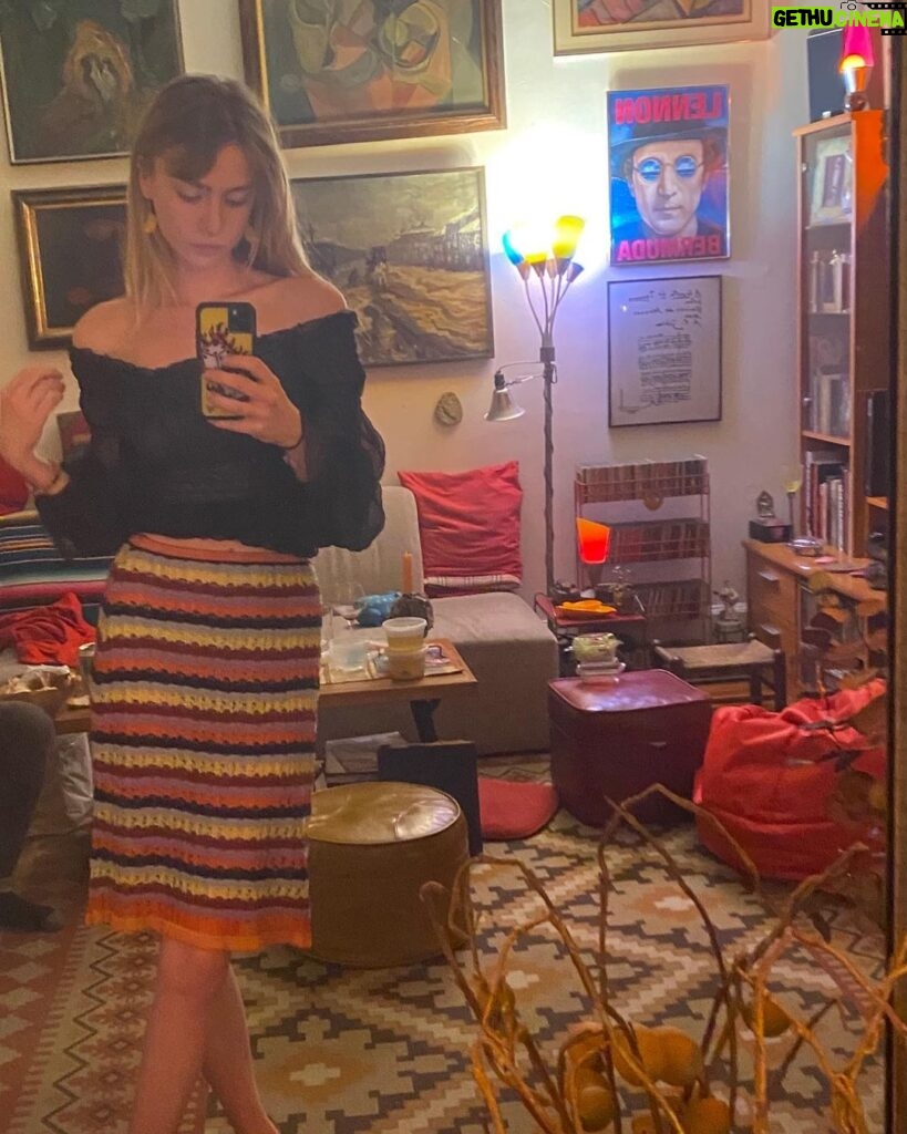 Maddie Phillips Instagram - the feminine urge to solely exist in the realm of bare feet, Bob Dylan anecdotes, hand made hand-me downs and Elis Regina 🚪 Manhattan, New York